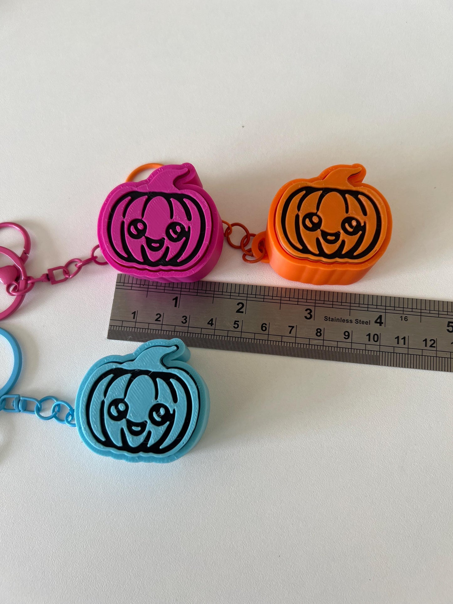 Smiling Pumpkin Fidget Toy Keychain: Sensory Halloween Stress Relief