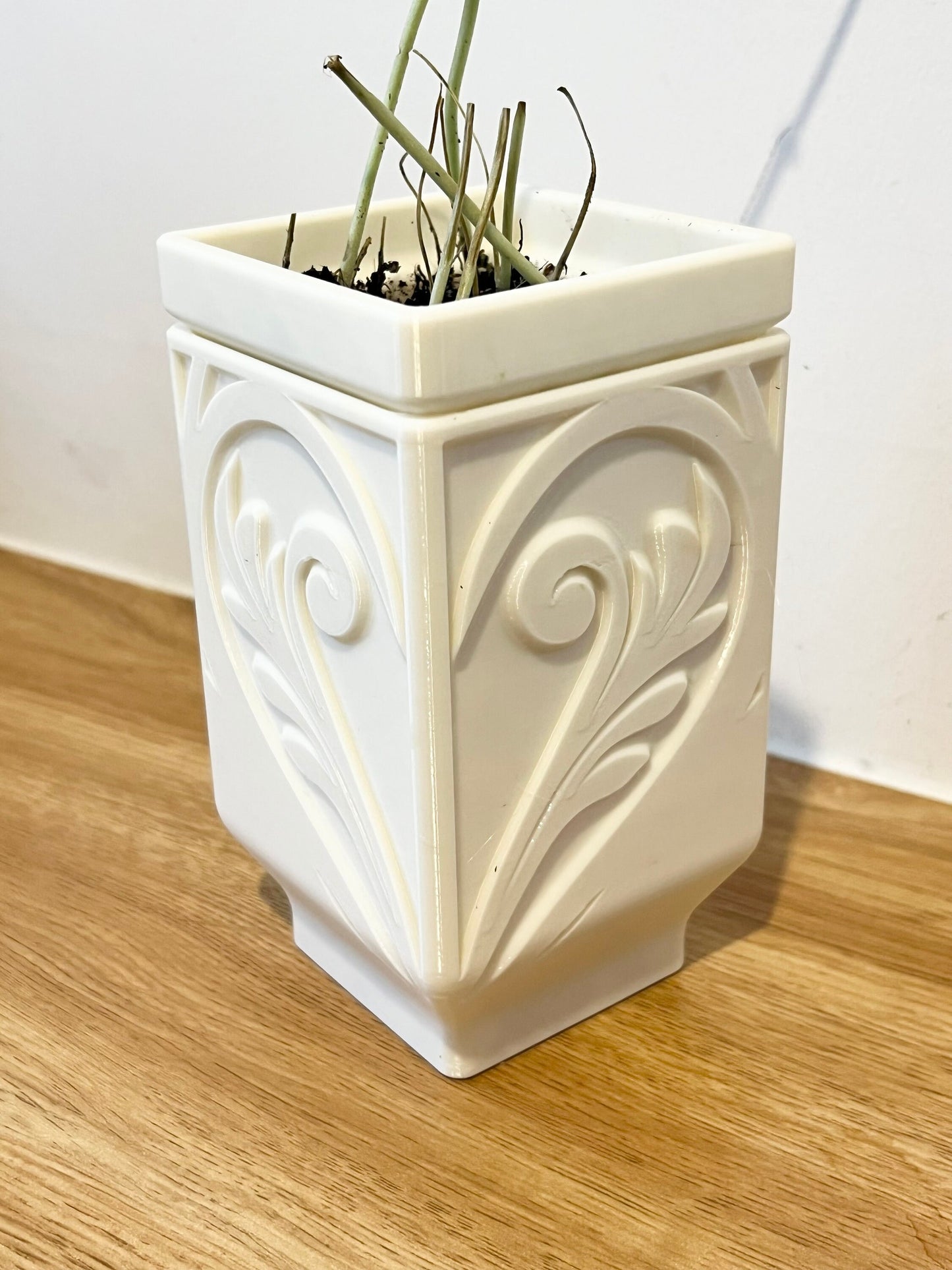 Self Watering Plant Pot for Herbs and small plants, 3D Printed Plant Pot, Heart Design Plant Pot